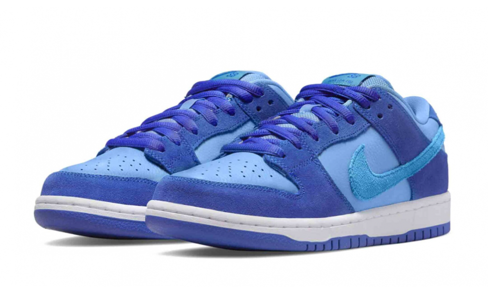 Dunk blue. Nike SB Dunk Low голубые. Nike SB Dunk Low Blue Raspberry. Nike SB Dunk. Nike SB Dunk Low Pro Blue Raspberry.